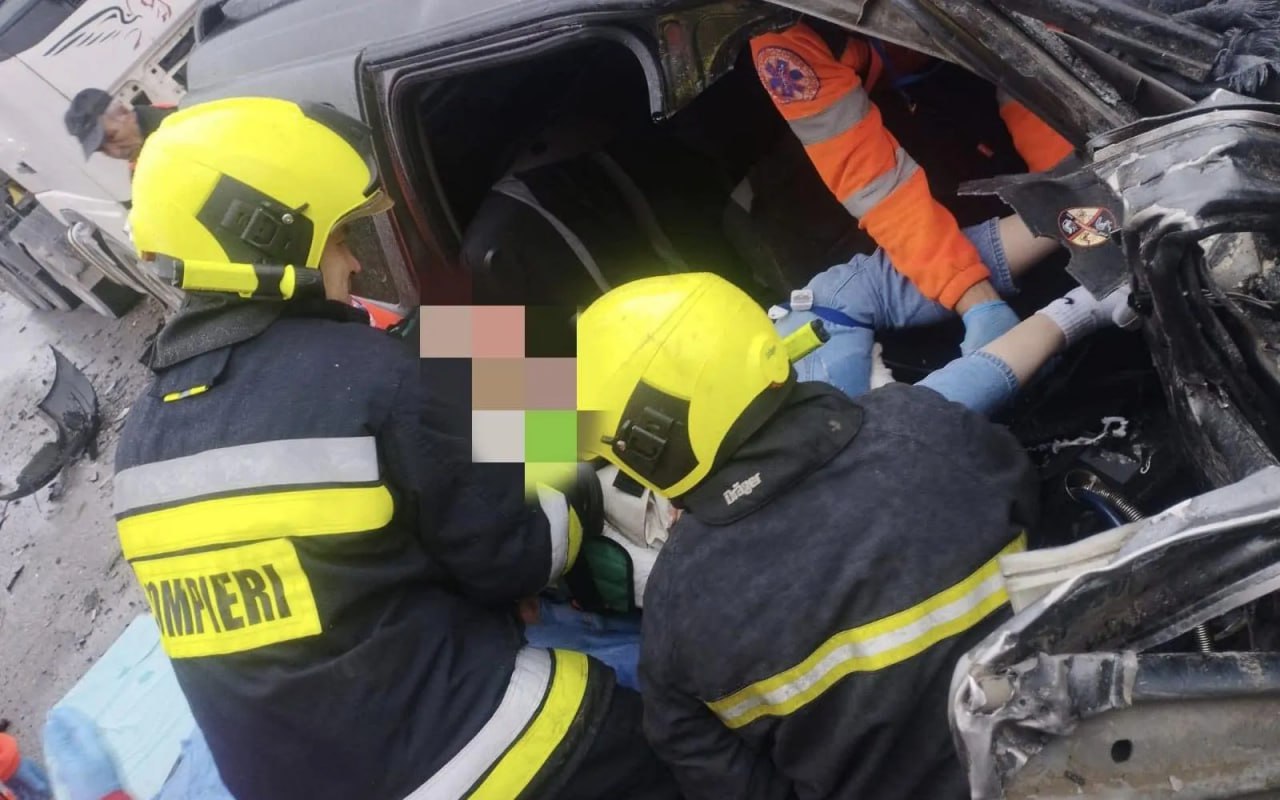 Авария в Единецком районе водитель BMW врезался в дерево 20 октября в селе Кюрт Единецкого района произошла серьёзная авария водитель BMW потерял управление и столкнулся с деревом сообщает Telegraph 31 летний мужчина оказался заблокирован в автомобиле но спасатели извлекли его из машины Пострадавший был в сознании и доставлен в больницу Причины происшествия устанавливаются Подпишись на primulinmd