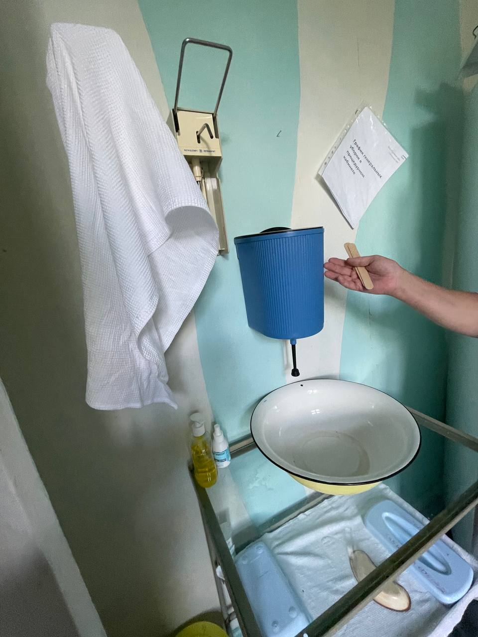Жители Карелии пожаловались на ФАП с дырой в потолке. Власти сообщили, что учтут мнение сельчан, возможно, в посёлке появится новый пункт, но пока это не точно. Жители посёлка Новостеклянное Пудожского района рассказали, что в здании, где расположен ФАП, отсутствует электроэнергия, в одном из вспомогательных помещений в потолке зияет дыра, а не занятая часть здания раньше там был детсад вообще находится в аварийном состоянии. Сельчане говорят, что власти им отказывают в строительстве нового ФАПа, а попасть к врачу или сдать анализы они могут только в районной больнице, проблема в том, что автобус из посёлка выезжает 1 раз в неделю. В минздраве Карелии сообщили изданию «Подъём», что понимают тревогу жителей, строительство ФАПа внесли в программу на следующие четыре года, документ сейчас рассматривается в Москве. «Программа на согласовании в Москве, в Минздраве России. Это федеральная программа — составляющая нацпроекта "Продолжительная и активная жизнь". Минздрав Карелии разделяет озабоченность жителей посёлка Новостеклянное по поводу условий оказания медицинской помощи, которые не соответствуют современным требованиям. В начале нашей работы по модернизации первичного звена на селе было 90% изношенных ФАПов и ВА. Сейчас уже только 45%. В программе модернизации первичного звена здравоохранения на 2026-2030 годы министерством учтена потребность строительства нового ФАПа в Новостеклянном. Сейчас программа находится на утверждении». В ведомстве добавили, что в прошлом году починили кровлю в той части здания, где расположен ФАП, и «для поддержания помещений до строительства нового здания силами Пудожской ЦРБ ремонт будет продолжен». Подписывайтесь на «Подъём»!