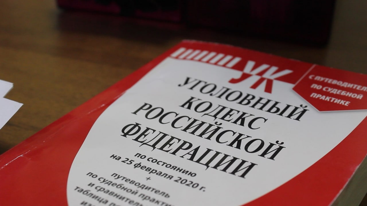 В Иркутске дознаватели полиции передали в суд уголовное дело о жестоком обращении с животным Сотрудники десятого отдела полиции Межмуниципального управления МВД России «Иркутское» завершили разбирательство и передали в суд материалы уголовного дела об убийстве собаки по кличке Йося в Иркутском районе. Инцидент произошел в апреле 2024 года районе в поселке Первомайский. В дежурную часть полиции поступило сообщение о звуках, похожих на выстрелы, а также об обнаружении тела собаки с характерными ранениями. Полицейские установили 48-летнего подозреваемого, которым оказался сосед владелицы животного. Он не отрицал участия в случившемся, отметив, что таким образом «защищал» свою семью и кур. Сотрудники изъяли у него охотничий карабин. Проведенная ветеринарная экспертиза останков животного показала, что гибель собаки наступила в результате причиненных ей травм. В настоящее время уголовное дело, возбужденное по ч.1 ст.245 УК РФ «Жестокое обращение с животным» с утвержденным прокурором обвинительным актом передано в суд для принятия решения по существу. Санкция статьи предусматривает наказание в виде лишения свободы на срок до 3 лет, либо денежный штраф в сумме до 80 тысяч рублей, исправительные или принудительные работы.
