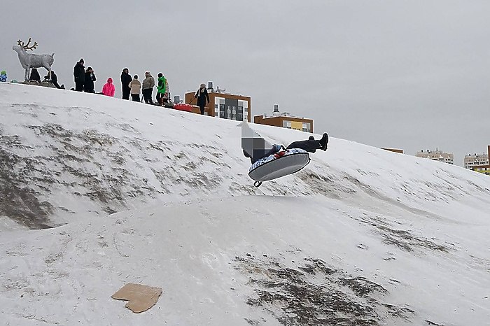 Екатеринбурженка сломала позвоночник во время катания на тюбинге Екатеринбурженка сломала позвоночник и ребро во время катания на тюбинге Пострадавшая наехала на трамплин и вылетела с тюбинга а после ударилась о землю Марья на полной скорости наехала на трамплин во время катаний Девушка слетела с тюбинга и ударилась о землю Подруга вызвала скорую В больнице рентген показал перелом двух позвонков и ребра пишет телеграм канал Shot Врачи разрешили девушке ходить не более 10 минут в день Ей прописали ношение жёсткого корсета и ограничение нагрузки а также запретили поднимать вещи тяжелее трёх килограммов чтобы не допустить более серьёзных травм uralweb ru
