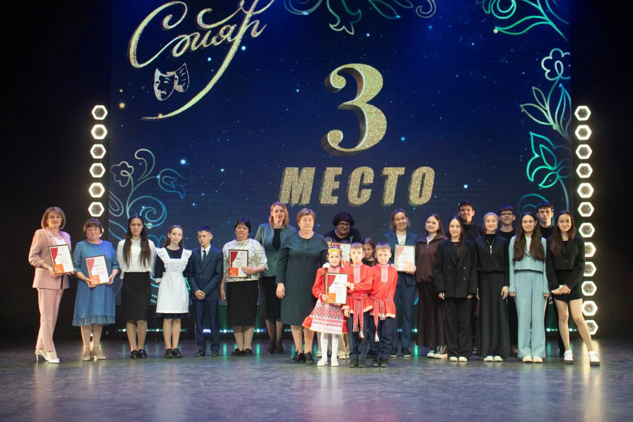 Коллективы детского сада №50 и татарской гимназии №2 стали обладателями гран-при республиканского фестиваля «Сайяр». Им вручили денежный приз в размере 300 и 500 тысяч рублей на реализацию проектов. Лучшие детские и юношеские театры со всей республики представили свои творческие номера и постановки на сцене детского центра «Экият». Делимся и другими итогами: 1 место разделили дошкольное отделение татарской гимназии №2 и гимназия №155. Они выиграли денежный приз в размере 100 тысяч рублей и сертификат в магазин электроники на 15 тысяч рублей. 2 место заняли творческие коллективы гимназий №33 и №17, получив награждение в размере 75 тысяч рублей и сертификат в магазин электроники в размере 13 тысяч рублей. 3 место заняли детский сад №71 и гимназия №16. Они выиграли денежный приз в размере 50 тысяч рублей и сертификат в магазин электроники на 10 тысяч рублей. Лауреатами стали гимназии №19, №18 и №4 и школа №62. Им вручили дипломы и денежную премию в размере 15 тысяч рублей — поздравляем! Казанское образование