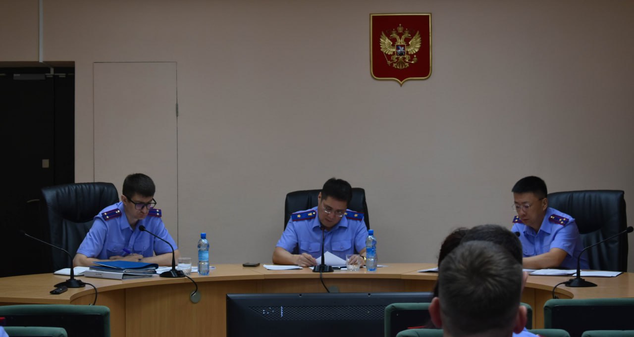 СК подвёл итоги полугодия: возбуждено 361 дело, выявлено имущество на 56 млн рублей В Сахалинском следственном управлении СК России 24 июля прошло итоговое совещание под председательством генерал-майора юстиции Бэликто Базарова. За первое полугодие 2025 года: Рассмотрено 1339 сообщений о преступлениях Возбуждено 361 уголовное дело В суд направлено 227 дел Расследовано 158 тяжких и особо тяжких преступлений Следствием уже возмещено 4,5 млн рублей пострадавшим, арестовано имущество обвиняемых на сумму более 56 млн рублей. Руководство отметило стабильные результаты, однако к ряду территориальных отделов прозвучали замечания — им предстоит усилить работу. Намечен курс на сокращение сроков расследования, усиление контроля и повышение качества материалов. Источник: СУ СК России по Сахалинской области / Telegram #Местное Прислать новость