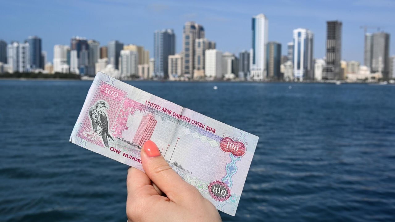 Россия и ОАЭ обсудили упрощение расчетов для туристов сообщил глава Минпромторга Антон Алиханов мы пока с точки зрения расчетов не видим проблем если говорить о межбанке Коллеги из Центрального банка участвовали сегодня в работе Обсуждались расчеты и упрощение расчетов для туристов В Эмиратах сейчас вводится новое приложение Jaywan И мы тоже активно взаимодействуем с коллегами с арабской стороны Речь идет о переходе на новые технологии QR коды различные приложения которые позволяют и без пластика собственно говоря работать пояснил Алиханов Российская сторона по его мнению может присоединиться к инициативам появляющимся в ОАЭ и повысить удобство для расчетов туристов