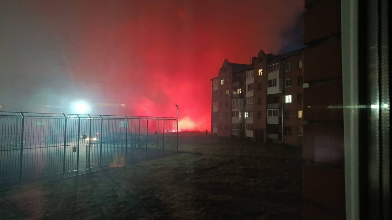 Огонь охватил несколько жилых микрорайонов в трёх городах Кузбасса Штормовой ветер обрушившийся на Кузбасс вечером раздул огонь который близится к жилым домам и линиям электропередач сообщают в субботу горожане в соцсетях Пожары вспыхнули около села Каменка в Юрге и Белове Сотрудники остановили огонь до того как он успел перекинуться на дома ликвидация возгораний продолжается