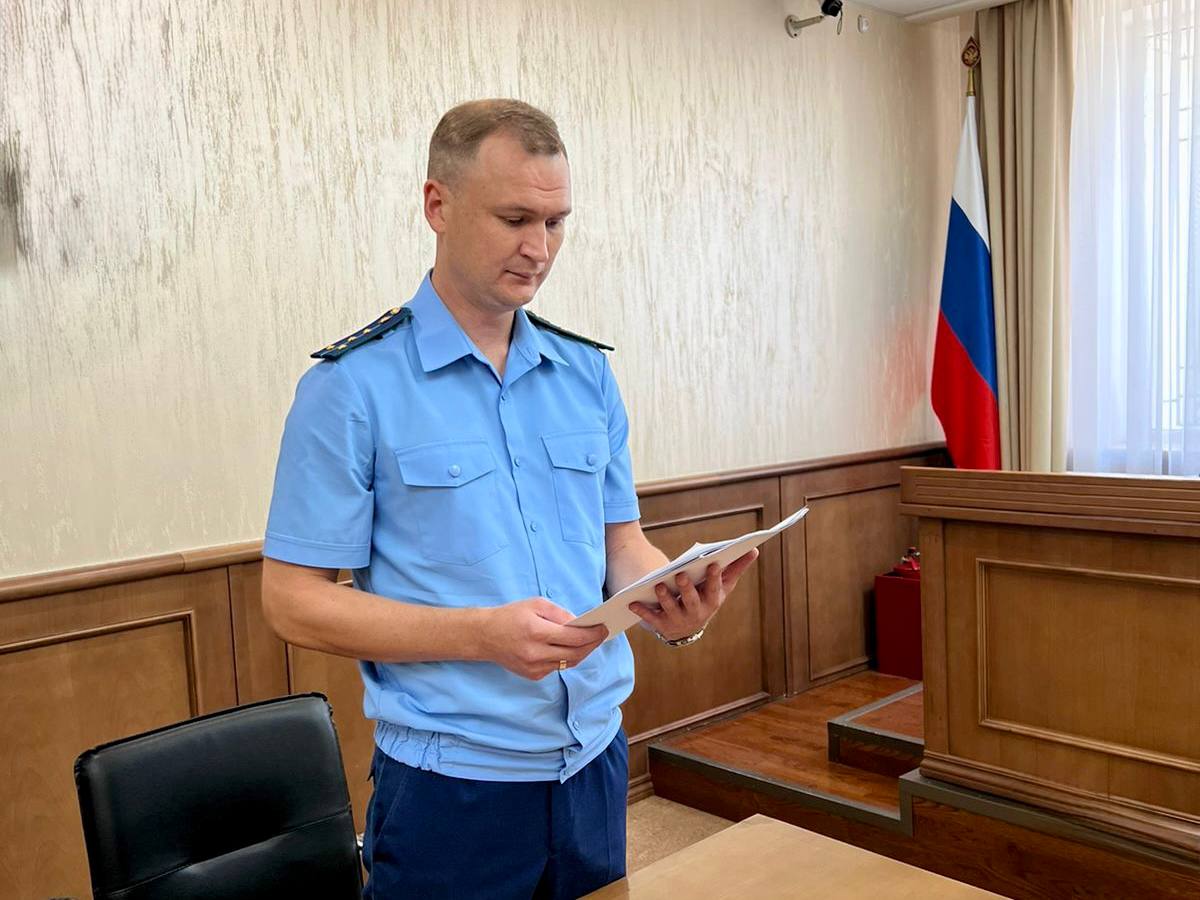 По апелляционному представлению прокурора мужчина отправится в колонию строгого режима за нападение на полицейского   Приговором Кировского районного суда местный житель осужден по ч 1 ст 318 УК РФ применение насилия в отношении представителя власти ст 319 УК РФ публичное оскорбление представителя власти В суде установлено что в феврале 2025 года ранее судимый 25 летний житель станицы Зольской в здании ГБУЗ СК Кировская районная больница высказал в отношении сотрудника полиции оскорбления в форме грубой нецензурной брани а также применил силу обхватив шею правоохранителя и сорвав с его форменного обмундирования погон За совершенные преступления подсудимому назначено наказание в виде штрафа в размере 70 тыс рублей   В связи с чрезмерной мягкостью приговора с учетом высокой степени общественной опасности совершенных преступлений государственный обвинитель обжаловал приговор в суде апелляционной инстанции Согласившись с позицией надзорного ведомства вышестоящий суд назначил подсудимому наказание в виде лишения свободы сроком 1 год 9 месяцев с отбыванием в колонии строгого режима  Приговор вступил в законную силу   Сайт Тelegram ВК Обратиться в прокуратуру