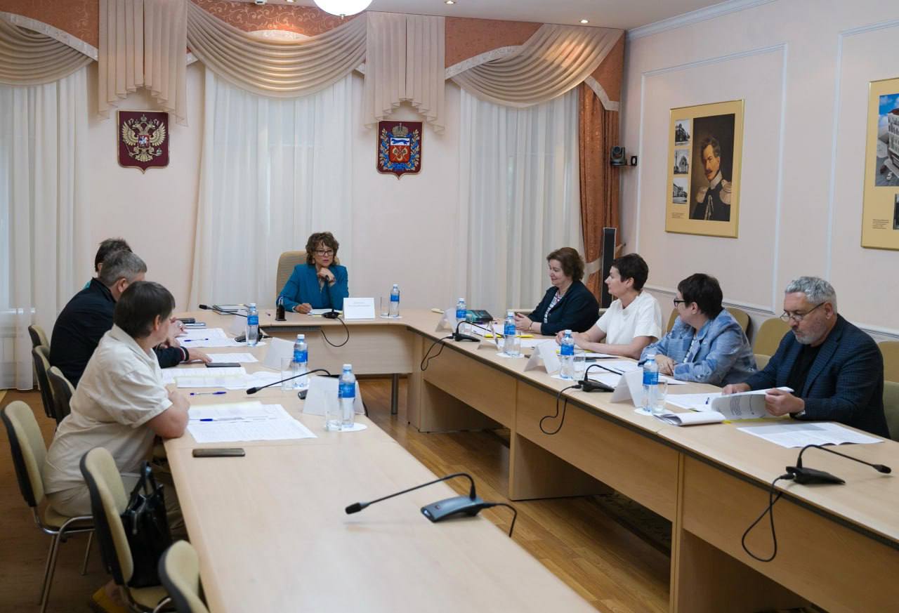 В Оренбуржье подвели итоги основного этапа отбора по программе «Земский работник культуры»  Завершился приём заявок на участие в федеральной программе «Земский работник культуры». По итогам заседания комиссии, прошедшего в министерстве культуры, право на получение единовременной выплаты в размере 1 миллиона рублей получили 23 кандидата. Уже в сентябре специалисты приступят к работе.   – Квота по федеральной программе для Оренбургской области составляет 27 человек. Поэтому осенью мы планируем объявить дополнительный набор на «Земского работника культуры». Так что у всех, кто не успел, будет возможность найти себя среди предложенных вакансий и учреждений, – отметила министр культуры региона Евгения Шевченко.   «Земский работник культуры» рассчитан на специалистов, готовых переехать в сёла, посёлки городского типа и малые города с населением до 50 тысяч человек. Цель – привлечь профессиональные кадры в учреждения культуры на местах.  В Оренбуржье на участие в программе было подано 32 заявки от соискателей. Они претендовали на 24 вакантные должности в 15 муниципальных образованиях региона. Семь заявителей – недавние выпускники региональных учебных заведений сферы культуры и искусств.  В состав комиссии вошли сотрудники регионального минкультуры, руководители подведомственных учреждений и представители муниципальных органов управления в сфере культуры. При конкурсной ситуации решение принималось на основе рейтинговых показателей кандидатов.  С каждым из отобранных специалистов будет заключён договор: они обязаны отработать в выбранном учреждении не менее пяти лет.