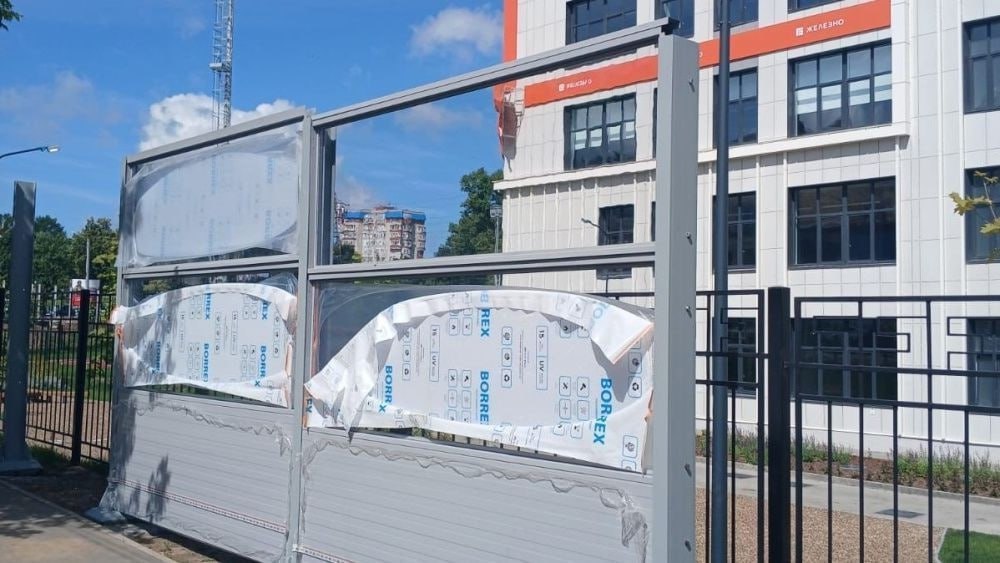 У новой школы в Шевелях устанавливают шумозащитные экраны Высота экранов составит 3 метра, а общая протяженность 170 метров. Первые два пролеты уже установлены. Все работы планируют завершить до конца июля. Специальные конструкции позволят уменьшить воздействие транспортного шума и сделать учебный процесс более комфортным. Подписаться