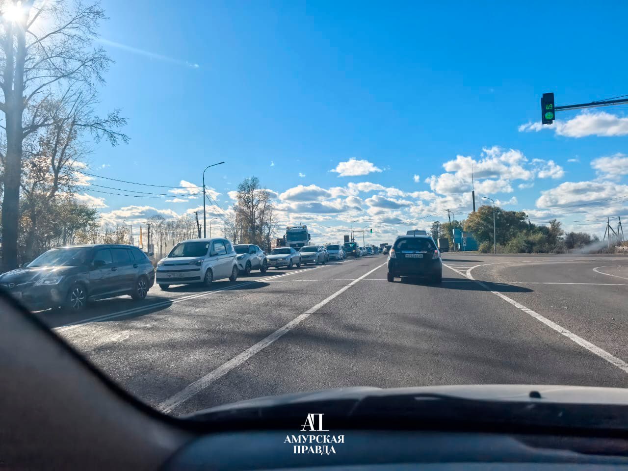 Затор из автомобилей образовался на трассе Благовещенск Гомелевка Дорожные работы идут недалеко от села Волково здесь организовано реверсивное движение Из за этого в субботу 4 октября здесь затруднено движение На участке идет подготовка к установке автоматического пункта весогабаритного контроля ampravda