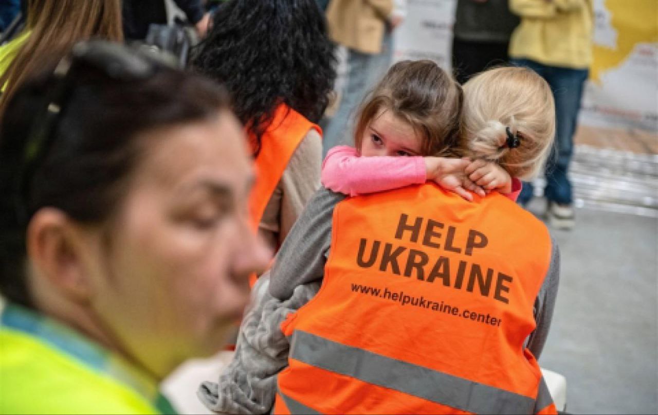 ООН сокращает денежные выплаты украинским беженцам в Молдове С ноября 2025 года Управление Верховного комиссара ООН по делам беженцев УВКБ ООН начнёт постепенно уменьшать число получателей многоцелевой денежной помощи в Молдове Причиной такого решения стало сокращение международного финансирования гуманитарных программ и необходимость направить ограниченные ресурсы на поддержку наиболее уязвимых групп беженцев Из за серьёзного снижения объёмов финансирования гуманитарного сектора УВКБ ООН оказалось в крайне сложной финансовой ситуации Несмотря на наши усилия по оптимизации расходов и поиску дополнительных источников средств мы вынуждены принимать трудные решения чтобы продолжать помогать тем кто нуждается больше всего говорится в заявлении организации С ноября 2025 года будут введены обновлённые критерии отбора и часть беженцев перестанет получать денежную помощь MPCA