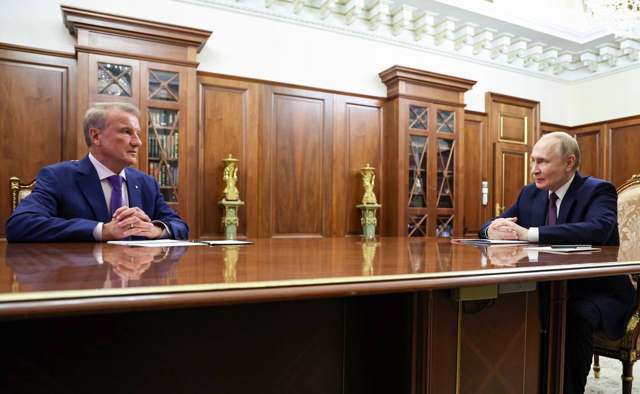 Путин встретился с Германом Грефом Главное Сбербанк в этом году заплатил 787 миллиардов дивидендов рекорд на российском рынке Рост чистой прибыли Сбербанка по итогам 2025 года может составить около 6 Некоторые портфели у Сбера немного сокращаются в частности портфель потребительских кредитов Остальные растут но очень небольшим темпом Выдачи ипотеки в Сбербанке в 2025 году будут ниже на 5 7 чем в 2024 году а по рынку ниже на 10 15 Сбер вывел две технологии которые в мире отсутствуют пока платеж лицом и Вжух