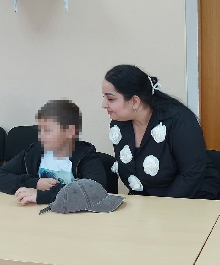 «Это не переселенцы, они граждане РФ»: в Твери цыганской семье выдали квартиру – власти отреагировали на возмущения жителей   Жители Бологовского округа пришли в ярость, когда узнали, что квартиры от государства получают иностранные граждане, которые не платят налоги и не работают, в то время как они сами вынуждены десятилетиями стоять в очереди.  Многодетная семья Ивановых в 2018 году встала в очередь на улучшение жилищных условий, и в 2025-м государство выделило трешку в новом ЖК на окраине города Бологое.   В мэрии Бологовского округа «Абзацу» пояснили, что квартиру получили уроженцы России, подходящие по критериям программы:  «Квартира выдана гражданам Российской Федерации. Многодетная семья, дети рождены в Бологовском муниципальном округе, все трое. Значит, семья поучаствовала в программе, по критериям подходит. Соответственно, получили жилье граждане РФ. Это не переселенцы, это не люди, которые получили гражданство. Родители – уроженцы России, дети – уроженцы России. У нас в Бологовском муниципальном округе очереди семей на жилье нет. Было подано две заявки в прошлом году – и обе заявки были удовлетворены. Мы живем в многонациональном государстве, и дискриминация по национальному признаку недопустима, мы этого не допустим».  Подпишитесь на «Абзац»   Добавьте «Абзац» в ленту «Дзена»