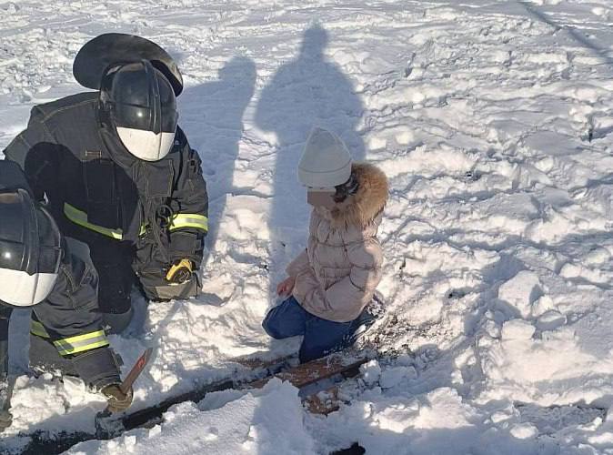 В Ростове 10-летняя девочка угодила ногой в поддон и застряла    Ростовские спасатели освободили 10-летнюю девочку, которая ногой угодила в деревянный поддон, стоящий вместо крышки люка. Инцидент произошёл 5 февраля на улице Еляна около дома 66.    Девочка застряла и сидела, замерзая, на снегу. Спасателей вызвала проходящая мимо женщина.     Спасатели успокоили ребёнка, а затем, используя ручной инструмент, сломали доски. Ножку удалось освободить. Девочка не пострадала, помощь медиков не понадобилась.   Новости №1 в Ростове  Прислать новость/фото