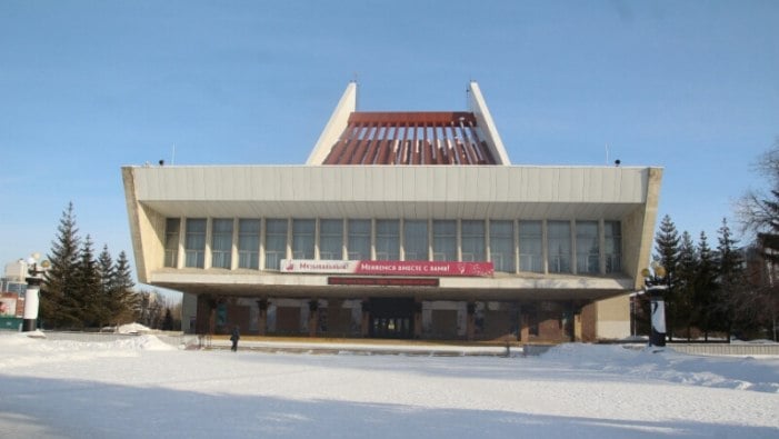 Крупные театры Омска ждет глобальный ремонт  В рамках нового национального проекта «Семья» Омская область получит около 1 млрд рублей на модернизацию учреждений культуры, сообщил глава региона Виталий Хоценко.   На эти средства, в частности, проведут капитальный ремонт Музыкального и Пятого театров в Омске, театра имени Михаила Ульянова в Таре. Кроме того, решается вопрос о ремонте Омского академического театра драмы.