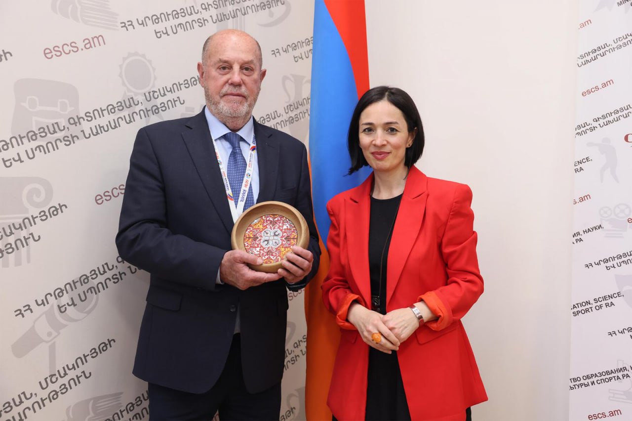 В рамках проходящего в Ереване 7-11 мая Чемпионата Европы по каратэ среди взрослых министр образования, науки, культуры и спорта Республики Армения Жанна Андреасян приняла президента Всемирной и Европейской федерации каратэ Антонио Эспиноса. Министр Жанна Андреасян приветствовала присутствующих и поблагодарила президента Всемирной и Европейской федерации каратэ, подчеркнув важность плодотворного сотрудничества со структурой. «Правительство Армении придает большое значение развитию и популяризации спорта, особенно среди детей и молодежи. Одной из основных целей спортивной стратегии является проведение международных турниров в Армении, и в этом плане проведение в Армении Чемпионата Европы по каратэ среди взрослых является для нас важным опытом. Этот вид спорта широко популярен среди детей школьного возраста, поэтому проведение чемпионата будет способствовать как дальнейшему распространению и развитию каратэ, так и подготовительной работе к Чемпионату Европы по каратэ среди юниоров и молодежи, который пройдет в Армении в 2027 году», — отметила министр Жанна Андреасян. Президент Всемирной и Европейской федерации каратэ Антонио Эспинос высоко оценил инициативу Армении по проведению Чемпионата Европы по каратэ среди взрослых и выразил уверенность, что он станет важным событием для армянского спортивного мира. «Каратэ — институциональный вид спорта, и я надеюсь, что этот турнир будет способствовать повышению интереса к каратэ в Армении», — сказал Антонио Эспинос, поблагодарив армянскую сторону за сотрудничество. В ходе встречи стороны обсудили ряд вопросов, связанных с организационными и текущими вопросами проведения чемпионата.