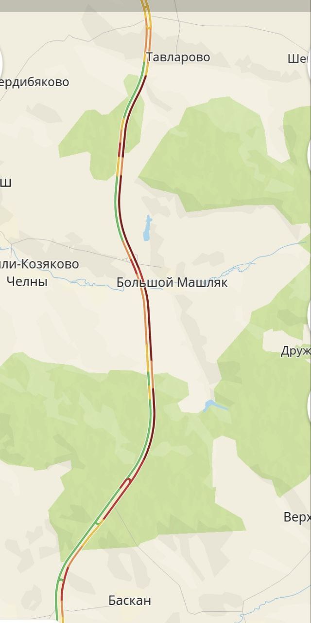 Трассу Набережные Челны Казань парализовало из за ДТП и непогоды 10 километровая пробка образовалась на федеральной трассе М7 в Рыбно Слободском районе Татарстана Первоначально затор возник ещё днем из за ДТП с фурами которые перевернулись и вылетели в кювет Однако пробка до сих пор никак не может рассосаться из за осложнённых погодных условий Люди в чатах водителей сообщают о том что по полтора три часа стоят в пробке