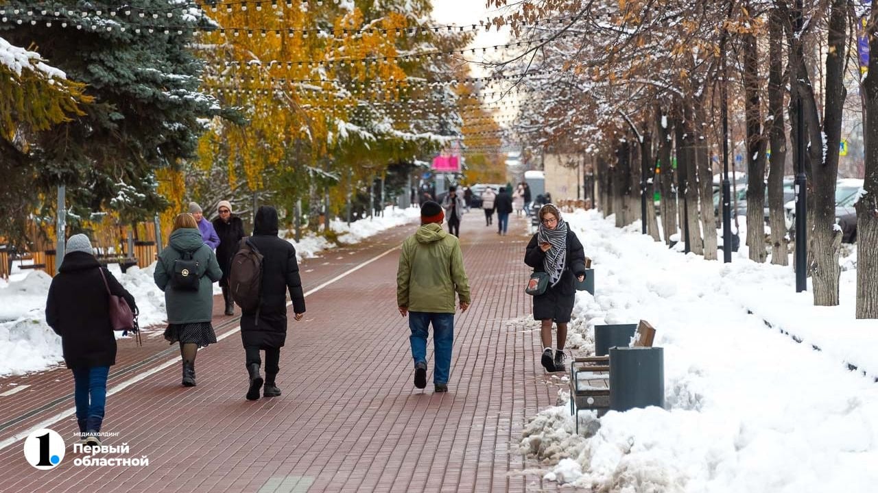 Почти половина жителей Челябинской области матерятся на работе  Южноуральцы довольно часто используют нецензурные выражения в общении с коллегами. Воздерживаются от этого 57%. Использование мата особенно свойственно рабочему персоналу и юристам  по 11% . Самая высокая доля респондентов, которые никогда не матерятся на работе, зафиксирована среди финансистов, бухгалтеров и медиков  по 58% .  Несмотря на распространенность ненормативной лексики, 69% работников Челябинской области считают, что все-таки использовать такие выражения в коллективе неприемлемо, а 9% полагают, что это нормально и допустимо. 43% южноуральцев рассказали, что у них на работе строго запрещено использовать мат. 11% признались, что нецензурные выражения в их компании — это обычная практика.  Материтесь на работе?   да   нет