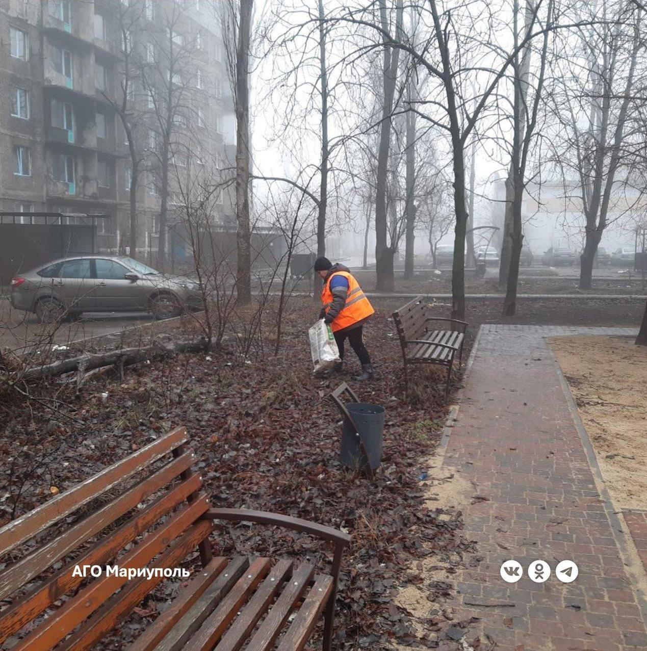 «Мариупольжилкомплекс» продолжает уборку дворов    Сегодня основную массу работ сотрудники предприятия провели в Жовтневом районе.   Здесь коммунальщики убрали дворы многоквартирных домов №25, 27 и 29 по улице 60 лет СССР и №77 и 81 по улице Урицкого.   Как сообщили в МУП АГМ «Мариупольжилкомплекс», специалисты собрали и вывезли из зеленых зон опавшую листву, а также очистили от случайного мусора детские игровые площадки и беседки.   Аналогичные работы коммунальщики выполнили и в Приморском районе во дворе многоквартирного дома №122 по проспекту Нахимова.