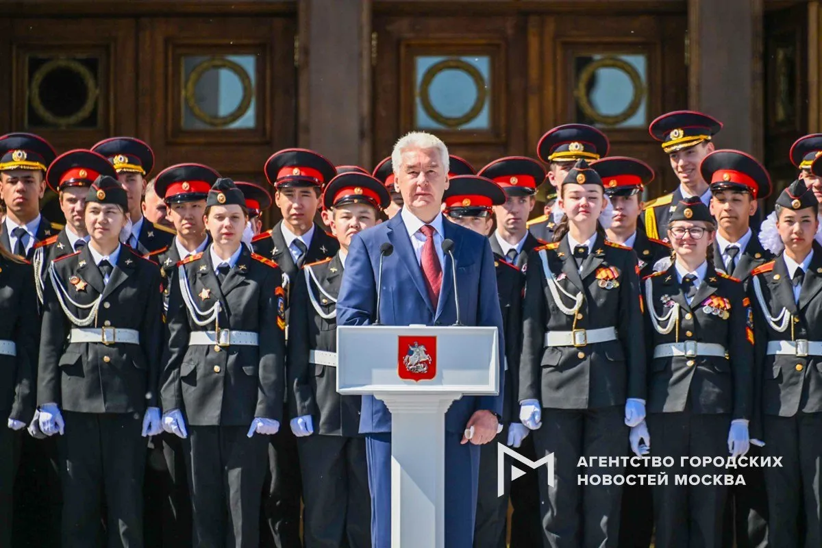 Мэр Москвы Сергей Собянин министр просвещения РФ Сергей Кравцов и патриарх Московский и всея Руси Кирилл приняли участие в ежегодном параде кадетского движения Москвы Не прервется связь поколений посвященном 81 й годовщине Победы в Великой Отечественной войне Парад прошел на территории мемориального комплекса Поклонная гора рядом с Музеем Победы передает корреспондент Агентства Москва  В параде приняли участие более 3 5 тысячи кадет 52 парадных расчета Кроме учащихся из Москвы в торжественном марше прошли расчеты из Cанкт Петербурга Ижевска Луганска Перми городов Волжский и Строитель из Республики Беларусь города Бреста  Среди гостей парада были ветераны боевых действий в том числе участники СВО представители органов законодательной и исполнительной власти силовых ведомств и общественных организаций педагоги родители и учащиеся столичных школ  Парад кадетского движения Москвы проводится с 2015 года В настоящее время кадетское движение в столице охватывает порядка 28 тысяч детей Кадетские классы открыты в 225 школах Агентство Москва в Максе