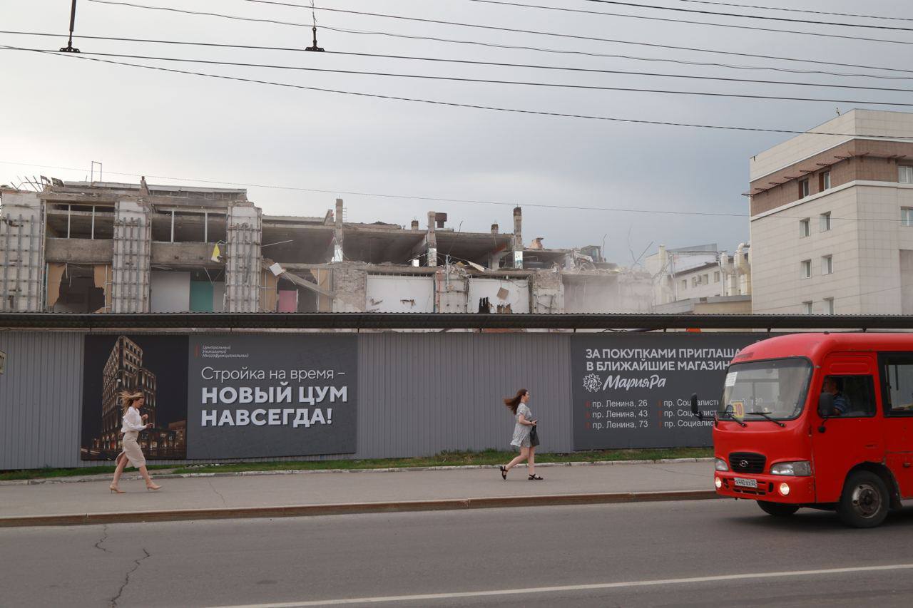 Барнаульский ЦУМ опять остался без подрядчика Портал Алтайская недвижимость сообщает что Алгоритмстроймонтаж входящая в ГК Алгоритм расторгла контракт с компанией Центрум из за пересмотра приоритетов в сторону крупного проекта по развитию территории около аэропорта Подписаться Прислать новость