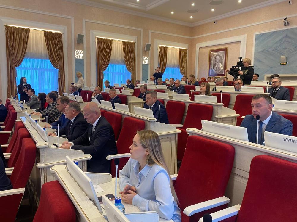 Депутаты АОСД установили ограничения на продажу энергетиков В Поморье установлены ограничения на продажу безалкогольных тонизирующих напитков Принятый сегодня на сессии областных депутатов во втором чтении законопроект устанавливает запрет продажи энергетиков в помещениях используемых для осуществления образовательной медицинской деятельности деятельности в области культуры а также физической культуры и спорта Кроме того правительство Архангельской области наделяется полномочиями по ограничению продажи безалкогольных тонизирующих напитков в местах массового скопления граждан в период проведения публичных мероприятий и на прилегающих к таким местам территориях Напомним что речь идёт лишь об объектах нестационарной торговли Т е празднуют в Архангельске например День города Мероприятия проходят на набережной и на площади Ленина И торговать там энергетиками в палатках и вагончиках нельзя На магазины эти ограничения не распространяются Впрочем не исключено что такие меры будут приняты в дальнейшем и энергетики как и сигареты запретят продавать в объектах от которых до школ менее ста метров