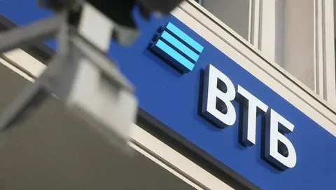 ВТБ Банк второй по величине кредитор России проиграл судебный процесс по взысканию 205 млн фунтов стерлингов 274 млн долларов со своего несуществующего британского подразделения сообщает Bloomberg VTBR Юристы кредитной организации впервые подвергнутой санкциям со стороны Великобритании в 2022 году утверждали что правительство незаконно изменило некоторые правила связанные с санкциями в отношении управления британским подразделением ВТБ в начале этого года Это решение имело катастрофические последствия поскольку аннулировало все его требования о выплате денежных средств лондонским подразделением jkinvest news jkinvest