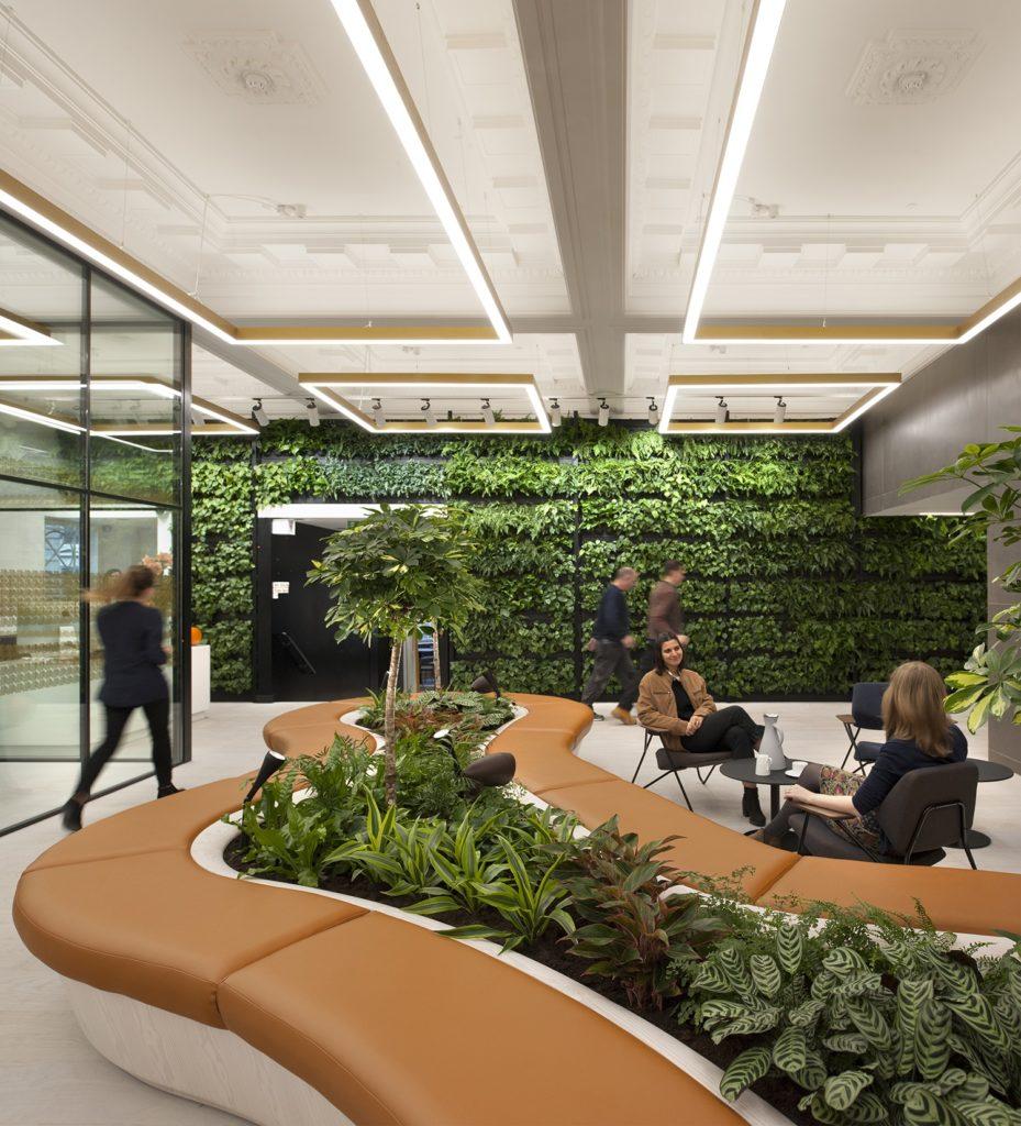 Почти 90 российских компаний планируют выпуск нефинансовой отчетности за 2025 год Такие данные получены в опросе 104 компаний из более чем 10 отраслей Чаще всего бизнес выбирает отдельный отчет об устойчивом развитии этот формат предпочли 48 участников еще 41 включают ESG раздел в годовой или интегрированный отчет Почти все компании опираются сразу на несколько стандартов Наиболее популярны GRI которые используют 88 компаний а также SASB и TCFD Национальные рекомендации Минэкономразвития применяют 85 компаний С октября 2026 г крупнейшие эмитенты должны будут включать в свой годовой отчет специальный раздел с 31 показателем в области устойчивого развития рассчитанным по единым стандартам