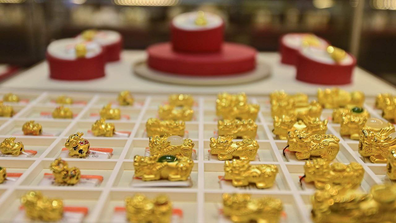 Цены на золото побили в этом году все рекорды Даже самые оптимистичные ожидания от драгоценного металла были отброшены реальной динамикой рынков Главным драйвером бурного роста стал растущий спрос центробанков которые готовы закупаться золотом даже в условиях запредельно высоких цен Кроме того настолько резкий рост драгметалла может быть симптомом скрытого обесценивания большинства фиатных валют Что интересно в этом году вслед за золотом выстрелило и куда менее стабильное серебро также установившее ряд впечатляющих рекордов