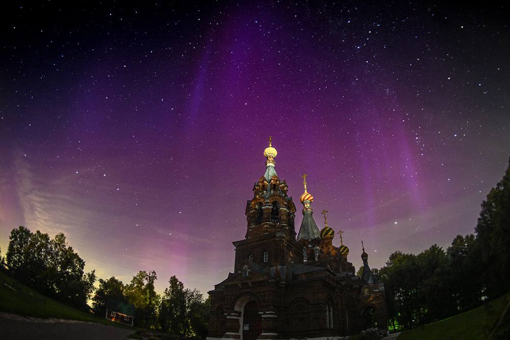 Сегодня в небе над Москвой и Санкт-Петербургом можно будет наблюдать северное сияние без использования специальных приборов. Это стало возможным благодаря сильному геомагнитному шторму уровня G4. Это редкое природное явление затронет десятки российских городов, включая Казань, Екатеринбург и Омск.