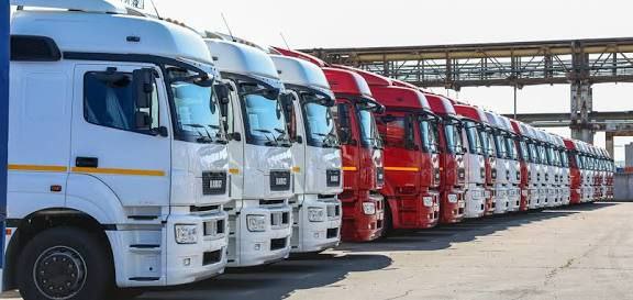 В России простаивают до 40 грузовиков а около 7 тыс транспортных компаний уже находятся в стадии банкротства или ликвидации следует из обзора Центра развития ВШЭ Спрос на автоперевозки обвалился почти на треть и так и не восстановился до прежних объёмов Рынок уже потерял 7 10 игроков и в следующем году под угрозой окажутся ещё около 10 компаний Бизнес в России