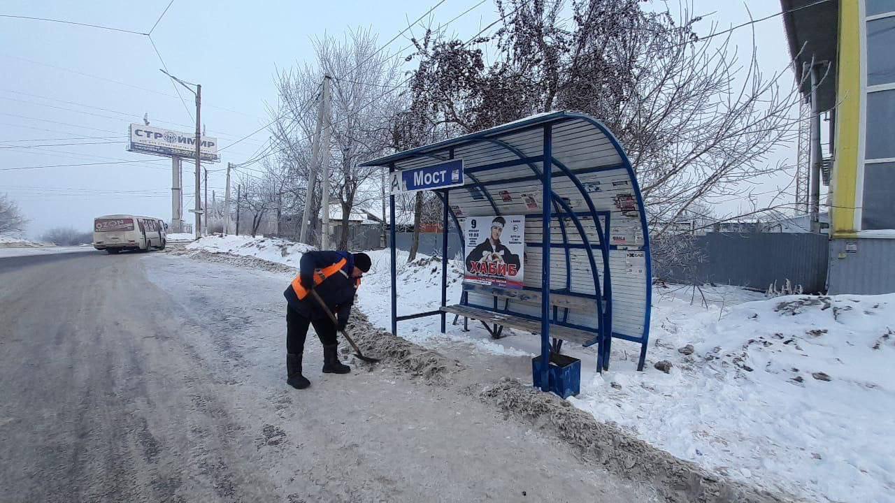 Глава города сообщил, что работа по очистке улиц Бийска продолжается  Отмечу, что работы проводят в разных районах города в порядке очереди. Например, в прошедшую ночь дорожники вывозили снег с Перевозного переулка, ул. Каховская, Ленина, Красноармейская. Сегодня работы продолжаются на ул. Ленина, пер. Училищный и не только. Тротуары очищены на Угольной, Льва Толстого, Революции, Перевозном, Каховской и т.д.  Видно результаты работ дорожных служб?  Фото Виктора Щигрева