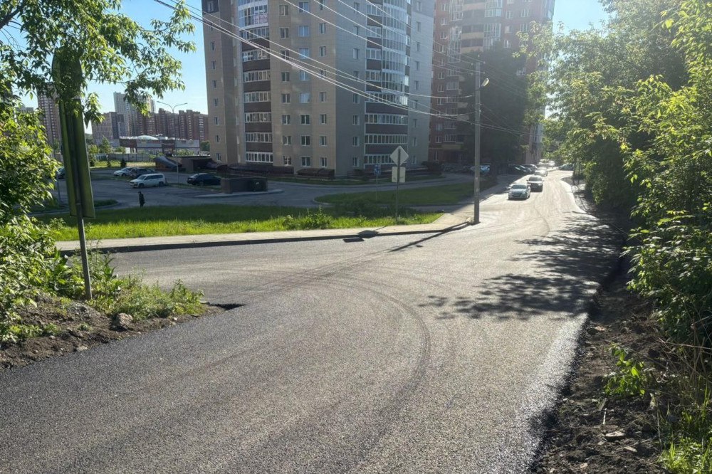 Заканчивают ремонт дороги на подъезде к микрорайону «Закаменский» В Октябрьском районе ремонтируют участок дороги площадью 1300 квадратов — сейчас работы на завершающей стадии, сообщили в пресс-центре мэрии. Подрядная организация ООО «Дорсиб плюс» укладывает асфальт на отрезке от дома №29/1 на улице Михаила Кулагина до здания №13 микрорайона «Закаменский». Согласно контракту стоимостью 4,5 млн рублей, подрядчик должен обустроить выравнивающий и верхний слои дорожной одежды. Сдать объект планируют до 1 июня, работы выполнены на 97%. Гарантия на них составит четыре года с момента подписания акта приёмочной комиссии. Строительный контроль возложен на ООО «Дорэксперт». Фото: пресс-центр мэрии Новосибирска