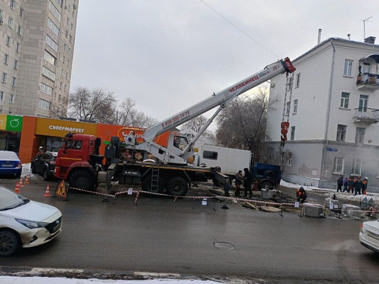 В центре Ульяновска устраняют повреждение теплосети  ​​​​​​​Работы параллельно выполняются в районе дома №4 по улице Кузнецова двумя энергокомпаниями на смежных участках  Подача тепла филиалом ПАО «Т Плюс» в 11 объектов временно осуществляется по обратной схеме с пониженными параметрами. Для оперативной замены 10 метров трубопровода диаметром 250 мм «Городским теплосервисом» до 18:00 от тепла и ГВС отключено девять жилых домов на улицах Кузнецова и Гончарова, расположенные внутри них два объекта здравоохранения и три прочих здания  Работники ремонтных бригад прикладывают все усилия, чтобы восстановить штатную подачу ресурса в максимально короткие сроки. Приносим извинения за доставленные неудобства