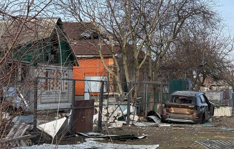 Жительница курского села Мартыновка Татьяна Васькова, спасшая внука Виталия из украинского плена, найдена в своем доме погибшей  Об этом сообщила ее дочь Елена.  Причина и дата гибели устанавливаются. К данному моменту известно лишь, что это произошло во время нахождения в селе ВСУ.  При погибшей был обнаружен дневник. Женщина вела его во время украинской оккупации. В своих записях Васькова упоминала голод и холод. Она также отмечала, что дом разрушен.  Часть записей датированы минувшим февралем.  Ранее, в августе прошлого года, стало известно о спасении 34-летнего жителя Мартыновки Виталия Скибина. Украинские военнослужащие связали его, после чего отправились грабить соседние дома. Мужчину они пообещали позже расстрелять.  Бабушка Виталия освободила внука от пут, в результате чего он смог бежать. При этом сама Васькова уходить вместе с ним отказалась.  Фото: РИА Новости