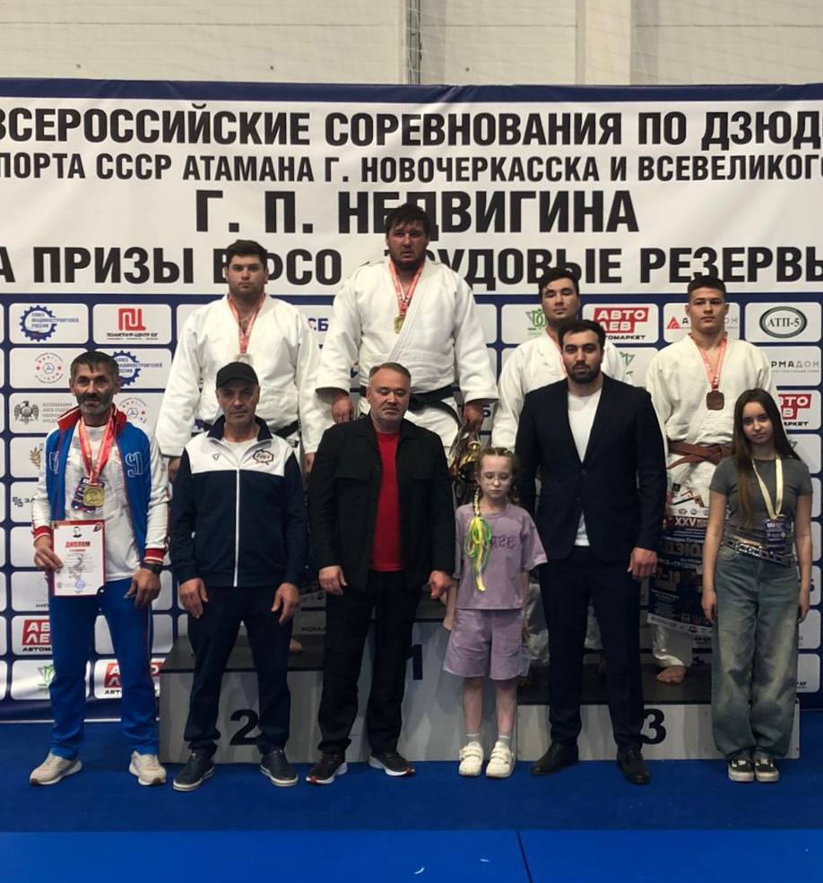 Александр Дзуцев завоевал две медали на Всероссийских соревнованиях по дзюдо, памяти мастера спорта СССР Геннадия Недвигина. На счету осетинского дзюдоиста «серебро» в весе свыше 100 кг и «бронза» в абсолютной весовой категории. Тренируют спортсмена Казбек Цагараев и Руслан Уртаев, сообщает пресс-служба минспорта Северной Осетии.