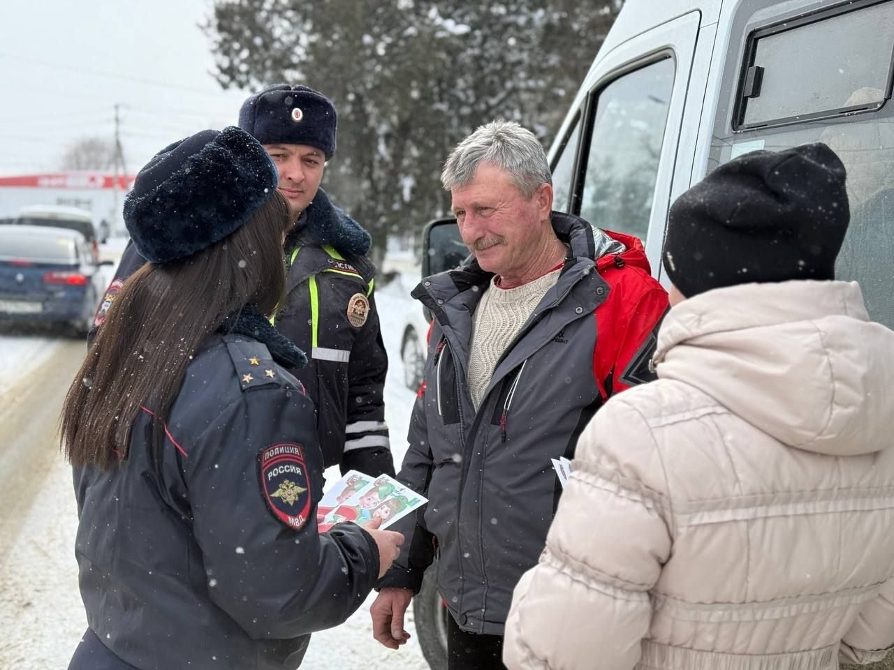 Сегодня сотрудники Госавтоинспекции «Кочубеевский» останавливали транспортные средства не только для проверки документов, но и для поздравления сильной половины человечества. Водители уже готовились предоставить документы на проверку, а вместо этого получали порцию поздравлений.   Автоинспекторы совместно с центром молодежной поддержки "Пегас" пожелали автомобилистам здоровья, счастья, удачи на дорогах, а также вручили тематические листовки «Настоящий защитник соблюдает ПДД» - о безопасности на дорогах, призывая тем самым не забывать о том, что их любят и ждут дома, а значит, нужно быть всегда законопослушными и внимательными участниками дорожного движения.   Водители с радостью принимали добрые слова, взамен дарили свою улыбку и слова благодарности.  Отдел Госавтоинспекции «Кочубеевский»