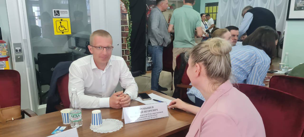 И.о. руководителя Госжилинспекции Сахалинской области Юрий Дробышев провел приём граждан по вопросам предоставления коммунальных услуг и содержания жилищного фонда в Невельске Приём жителей Невельского района прошел 24 июня по поручению губернатора Сахалинской области Валерия Лимаренко. В ходе мероприятия жители муниципалитета могли обратиться к руководителям региональных органов исполнительной власти по различным вопросам. Сахалинцев волновали темы содержания общего имущества многоквартирных домов, ремонта в подъездах и подвалах. Проработали часть обращений во время встречи. Два взял в работу. По ним будут проведены проверки и даны письменные ответы заявителям. Решение вопросов находится на личном контроле, — отметил Юрий Дробышев. По окончании приема руководителями областных органов исполнительной власти на вопросы жителей ответил губернатор Валерий Лимаренко.