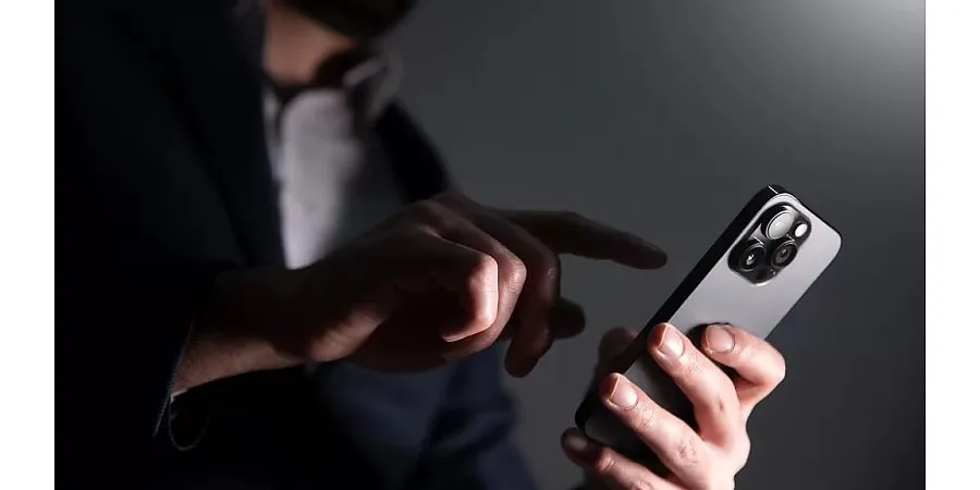 О новой мошеннической схеме связанной с мобильными телефонами iPhone рассказали в Октябрьском РОВД Злоумышленниками под различными благовидным предлогами вынуждают собеседника выйти из своего аккаунта Apple iCloud и войти на iPhone в мошеннический аккаунт для чего предоставляют логин адрес электронного почтового ящика и пароль С этого момента мобильный телефон жертвы в руках вымогателя Он изменяет пароль от учетной записи знание которого требуется для выхода из нее после чего удаленно через облачный сервис iCloud активирует функцию Найти iPhone переводя таким образом устройство в режим пропажи и полностью блокирует его Продолжение на сайте