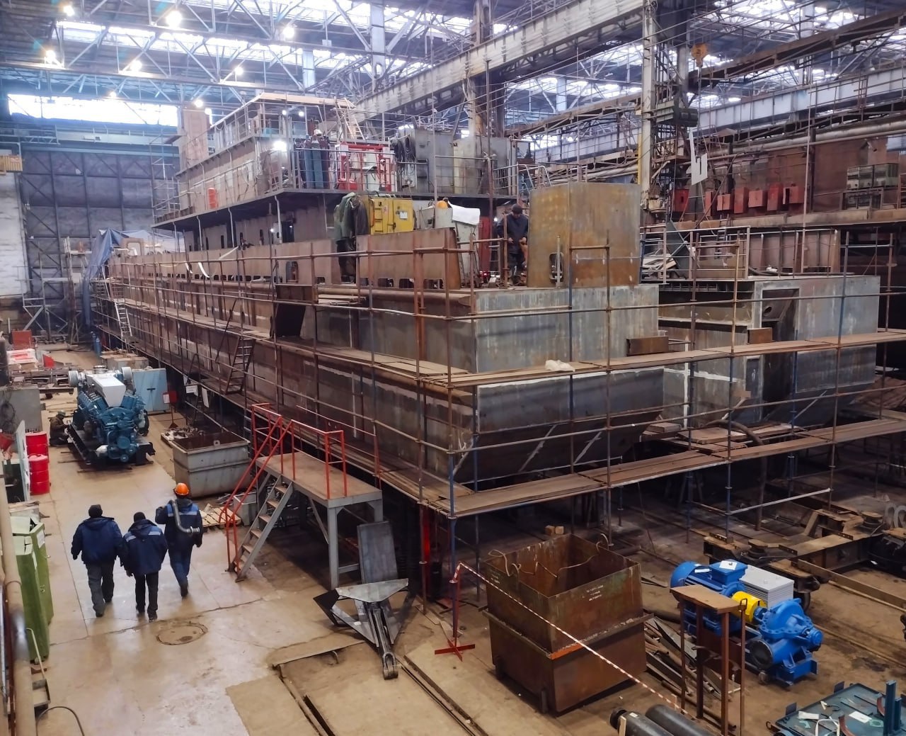 На базе Хабаровского судостроительного завода создадут судостроительный кластер Губернатор Хабаровского края Дмитрий Демешин посетил Хабаровский судостроительный завод Планируется что после передачи краю предприятия он возобновит свою работу Сегодня как и обещал встретился с сотрудниками Хабаровского судостроительного завода Для меня огромная честь познакомиться лично с такими уникальными специалистами Есть поручение Президента Владимир Владимирович Путин поддержал мою позицию о передаче завода в край Очень ждём когда Объединённая судостроительная корпорация завершит свои корпоративные процедуры и передаст его нам написал в своем Телеграм канале Дмитрий Демешин По данным главы региона курировать ХСЗ будет экс глава регионального минпромторга Дмитрий Астафьев он назначен советником губернатора по промышленному блоку Мы намерены создать на базе предприятия кластер судостроения строить и ремонтировать суда самого разного назначения для гражданских и военных нужд Также на заводе есть недостроенные брошенные корабли полузаброшенные цеха Всё это нам предстоит восстановить Будут восстановлены и права каждого работника для этого вместе с прокурором края Виталием Степановым и главным федеральным инспектором в регионе Василием Нагибиным провели личный приём отметил губернатор   Подписаться на Медиапалубу