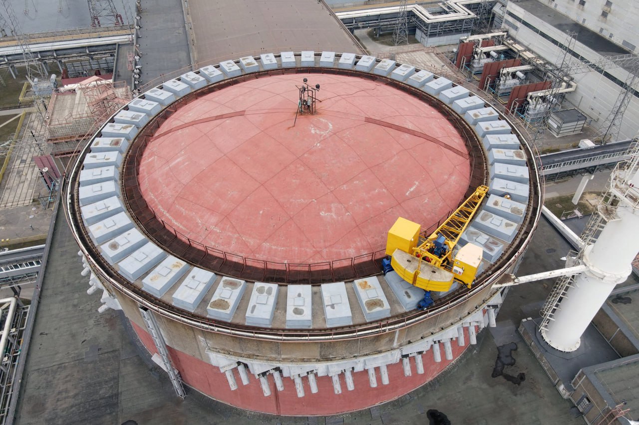 В районе Запорожской атомной электростанции ЗАЭС 7 ноября вступило в силу локальное прекращение огня согласованное при посредничестве МАГАТЭ Появляется еще одна возможность для проведения ремонта заявил в этой связи генеральный директор МАГАТЭ Рафаэль Гросси Это позволит провести ремонтные работы нацеленные на укрепление подключений объекта к внешнему энергоснабжению и предотвращение ядерного инцидента Из за атак украинских военных 7 мая была отключена резервная линия энергоснабжения Феросплавная 1 а 23 сентября прекратила работу ЛЭП Днепровская После полной потери внешнего электропитания линию спустя 30 дней отремонтировали и возобновили подачу электроэнергии для обеспечения жизнедеятельности станции Локальное прекращение огня достигнутое при содействии МАГАТЭ будет способствовать подключению резервной линии Ферросплавной 1 Подписаться на Российскую газету в Читать нас в MAX