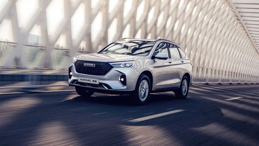 Кроссоверы Haval M6 российской сборки появились у дилеров Появление машин в автосалонах Журналу Авто.ру подтвердили в группе «Авилон». О начале массового производства Haval M6 в Калуге на предприятии «ПСМА Рус» стало известно в середине февраля. Организовать сборку на заводе Haval в Тульской области, как сообщалось ранее, не получилось по причине нехватки мощностей. На данный момент M6 выпускают крупноузловым методом, но во второй половине года планируется организовать сварку и окраску кузовов. В 2025 году завод «ПСМА Рус» намерен собрать 25 тысяч машин. В зависимости от типа трансмиссии модель 2025 года выпуска стоит 2 179 000 либо 2 299 000 рублей.