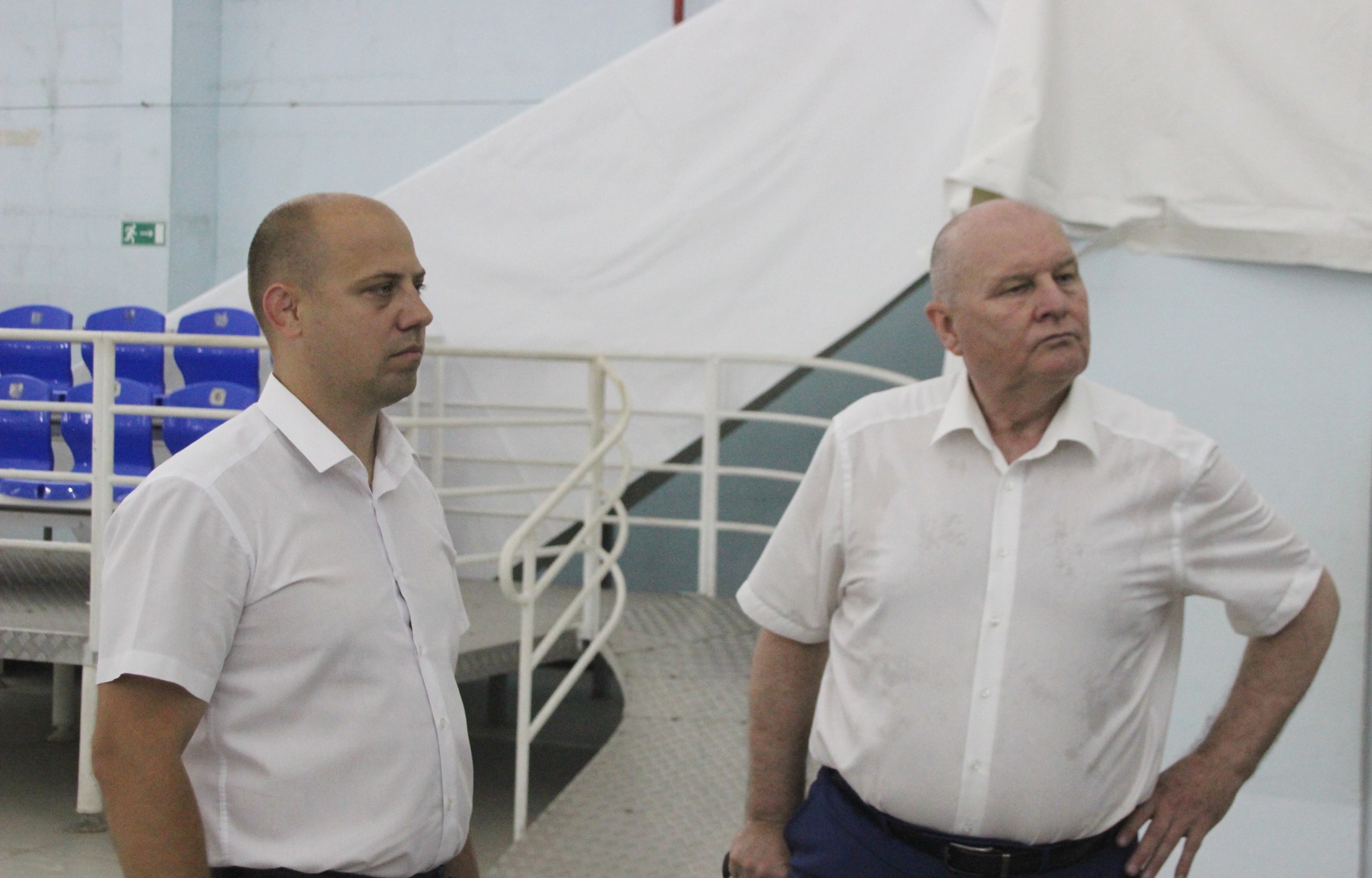 Для замены купольной системы спортивного комплекса с ледовой ареной в Ейск доставлена мембрана. В настоящее время ведется ее склеивание. Напомню, что работы по муниципальному контракту выполняет ООО «Русский Альянс» г. Краснодар . Замену купола и предстоящий капремонт внутренних помещений спорткомплекса, который проведет эта же компания, обсудил со своим заместителем Михаилом Дьяченко, начальником отдела по физической культуре и спорту, а также директором спортшколы «Мечта» Андреем Филипьевым. Ремонт и строительство спортивных объектов играет ключевую роль в реализации госпрограммы «Спорт России». Обновление инфраструктуры способствует созданию комфортных условий для тренировок, повышает мотивацию регулярно заниматься физической активностью. Это позволяет не только укрепить здоровье нации, но и воспитывать будущих чемпионов, формировать позитивные привычки с детства. #ЕйскийРайон #спорт #строительство #новыйобъект#Краснодарскийкрай