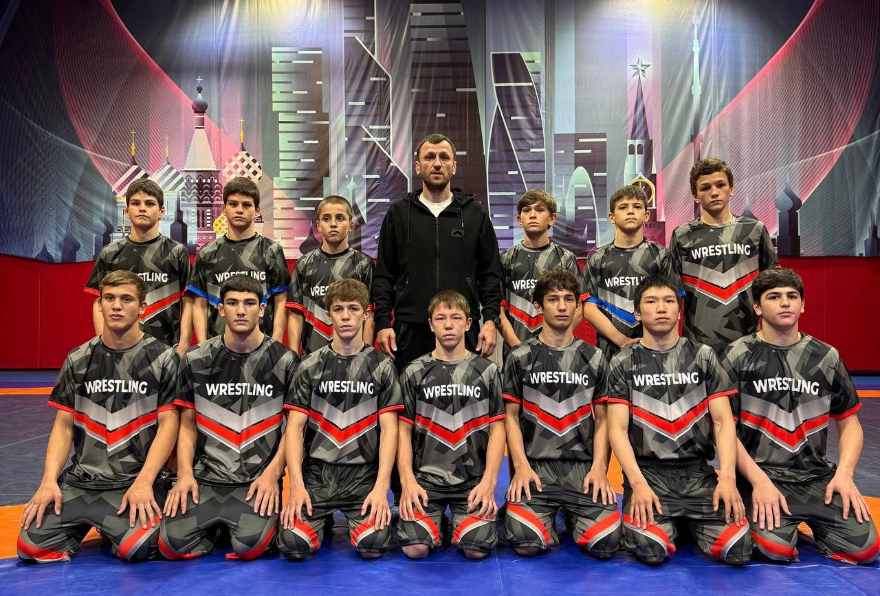 Определен состав российских вольников на первенство Европы U-15 в Каорле, среди которых два спортсмена из Карачаево-Черкесии 25-28 июня в Каорле Италия пройдет первенство Европы U-15 по спортивной борьбе. Соревнования по вольной борьбе пройдут 25-26 июня. Состав команды объявил старший тренер сборной России U-15 Денис Царгуш Состав российских спортсменов: 38 кг. Рамазан Шадов, Абдула Алмазов 41 кг. Никита Кондрашов, Имран Бакаев 44 кг. Кирилл Кондрашов 48 кг. Амир Дауров, Ислам Гурбанов 52 кг. Казманбет Батыров 57 кг. Абдул-Рахим Исаев 62 кг. Сэнгэ Цыбиков 68 кг. Муслим Балгаев 75 кг. Амаль Унароков КЧР 85 кг. Ахмад Лайпанов КЧР