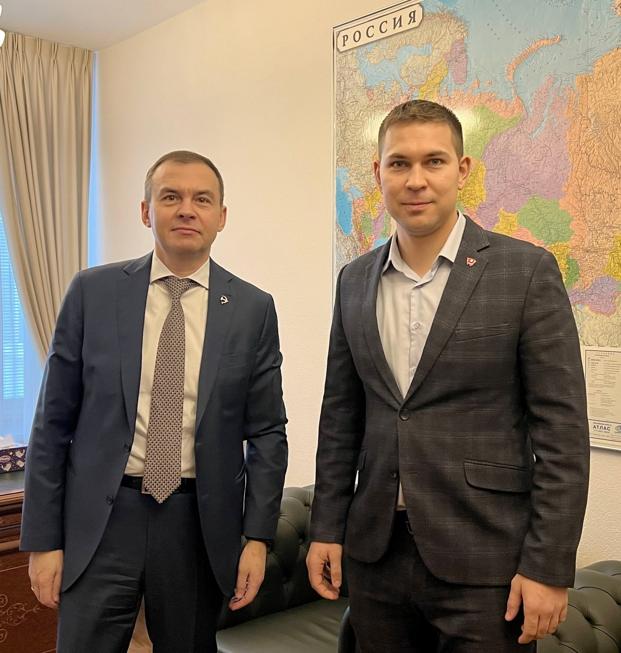 Сегодня в Госдуме в качестве наставника конкурса Лидеры России Политика встретился с Александром Сорокиным финалистом конкурса первым секретарём Самарского обкома Ленинского комсомола членом ЦК ЛКСМ РФ заместителем председателя Молодёжного парламента при Государственной Думе Александр представитель нового поколения коммунистов С шестнадцати лет он в комсомоле с двадцати в партии По образованию юрист окончил университет с красным дипломом Кроме того Александр спортсмен занимается тяжёлой атлетикой бегом и плаванием В Молодёжном парламенте при Государственной Думе Александр Сорокин курирует деятельность Экспертного совета в который входят представители практически всех субъектов федерации и ведущих молодёжных организаций страны Совет важнейшая площадка для выработки и обсуждения инициатив в государственной молодёжной политике а также волонтёрских и образовательных проектов Очень серьёзное и нужное стране дело Я сам много лет отдал комсомольской работе И для меня очень приятно видеть в новом поколении комсомольских лидеров таких ребят как Александр Умных энергичных сильных профессионалов при этом беззаветно преданных коммунистической идее Им предстоит вернуть Россию на путь социальной справедливости и прогресса