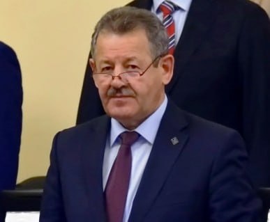 Николай Руссу и Владимир Шарпатов стали почетными гражданами Тюменской области Решение об этом принято на заседании Тюменской областной думы. Депутаты единогласно поддержали инициативу губернатора Тюменской области Александра Моора. Николай Руссу – генеральный директор АО «Мостострой-11», Заслуженный строитель Российской Федерации. Трудится в строительной отрасли более 40 лет. Возглавляемая им компания входит в число флагманов строительного комплекса региона. Только за последние пять лет компанией введены в эксплуатацию 125 объектов в Тюменской области, Югре и на Ямале. В числе наиболее значимых проектов – мосты, путепроводы и транспортные развязки в Тюменской области, благоустройство Базарной площади в Тобольске, строительство современного главного корпуса Тюменского государственного университета. Владимир Шарпатов – Герой России. Высшей награды страны он был удостоен в 1996 году за возвращение на Родину самолета Ил-76, захваченного террористами на территории Афганистана. В настоящее время ведет активную общественную деятельность в региональном Совете ветеранов и вносит весомый вклад в работу по патриотическому воспитанию молодежи. Архив.