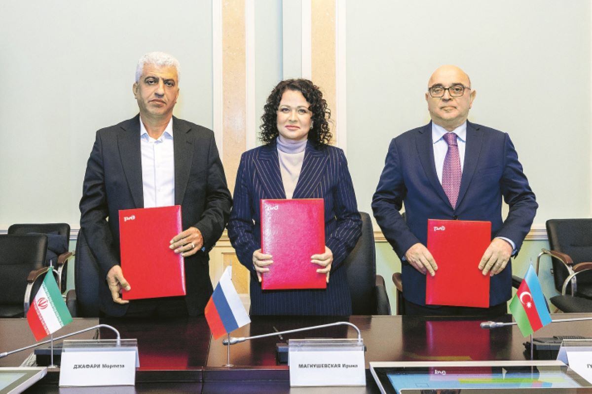 В Москве прошли переговоры на уровне заместителей руководителей ОАО РЖД ЗАО Азербайджанские железные дороги и Иранских железных дорог По итогам подписан протокол закрепляющий комплексные сквозные ставки на транспортировку грузов по западной ветке МТК Север Юг  Документ призванный повысить коммерческую привлекательность западной ветки МТК Север Юг подписали заместитель генерального директора ОАО РЖД начальник Центра фирменного транспортного обслуживания Ирина Магнушевская на фото в центре заместитель председателя Азербайджанских железных дорог Игбал Гусейнов справа и заместитель генерального директора председатель транзитного комитета Иранских железных дорог Мортеза Джафари слева  Стороны провели первичную оценку объёмов перевозок на 2026 год и обсудили планы работы по привлечению дополнительных грузов Как отмечается в сообщении ОАО РЖД контейнерные перевозки по западному маршруту через азербайджано иранский пункт пропуска Астара в 2025 году выросли почти на 60 перевезено около 7 5 тыс контейнеров ДФЭ Россия Азербайджан и Иран также договорились продолжать работу над привлечением неконтейнерных грузов чёрных металлов зерновых и леса бумаги и удобрений  Московские переговоры стали развитием идей заложенных в трёхстороннем меморандуме между Россией Азербайджаном и Ираном о повышении конкурентоспособности западного маршрута МТК Север Юг Документ был подписан 26 ноября в рамках проходившего в Баку 83 го заседания Совета по железнодорожному транспорту государств участников Содружества  В отличие от восточной ветки МТК Север Юг которая проходит через Казахстан и Туркменистан на западной отсутствует сквозное железнодорожное движение Длина шоссейной вставки на территории Ирана между Астарой и городом Решт составляет 162 км На границе Азербайджана и Ирана грузы переваливаются на автотранспорт и дальше либо следуют в Решт где происходит обратная перевалка на железную дорогу либо направляются прямо в порты на побережье Персидского залива Тем же путём идут грузы и в обратном направлении Коротким маршрутом чаще пользуются водители из других стран в том числе и из России Подробнее на сайте 1520International Фото Иван Шаповалов пресс служба ОАО РЖД Продолжаем движение в пространствах 1520 ЕАЭС ШОС БРИКС Присоединяйтесь