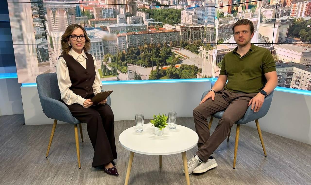 Новую парковку откроют рядом с зоопарком Дополнительный парковочный комплекс на 50 машин со стороны улицы Стасова откроют возле Новосибирского зоопарка уже завтра, 12 июня. Об этом рассказал директор учреждения Андрей Шило в прямом эфире . В проекте — усовершенствование парковок возле главного входа и вдоль улицы Жуковского. «Оборудуем автоматическими шлагбаумами и терминалами оплаты. Можно будет рассчитаться как по QR-коду, так и по банковской карте на выезде. Постараемся сделать максимально удобно для посетителей», — сказал Андрей Шило. Действительно, парковаться рядом с зоопарком сложно. Особенно в выходные дни, когда посетителей, приезжающих семьями на автомобилях, много. Как думаете, новая парковка поможет решить проблему или этого недостаточно?