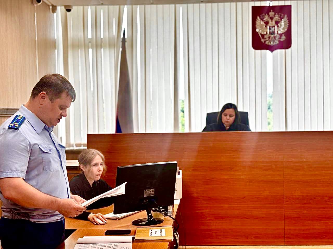 В Новосибирской области вынесен приговор по уголовному делу о даче взятки Ленинский районный суд г. Новосибирска постановил приговор по уголовному делу в отношении 50-летнего жителя города Новосибирска. Он признан виновным в совершении преступления, предусмотренного ч. 3 ст. 291 УК РФ дача взятки в значительном размере за совершение заведомо незаконных действий . Судом установлено, что осужденный в августе 2024 года при посредничестве третьих лиц передал старшему государственному инспектору по маломерным судам Центра ГИМС ГУ МЧС России по Новосибирской области за оказание помощи при сдаче теоретической части экзамена на право управления маломерным судном взятку в значительном размере в виде денег в общей сумме 30 000 рублей. С учетом позиции государственного обвинителя – Новосибирского транспортного прокурора суд назначил виновному наказание в виде 3 лет лишения свободы со штрафом в размере 150 тыс. рублей с лишением права управления маломерными судами на 2 года. Наказание в виде лишения свободы назначено условно с испытательным сроком 2 года и 6 месяцев. Приговор в законную силу не вступил. В отношении взяткополучателя уголовное дело в настоящее время расследуется. #НОВОСИБИРСКАЯОБЛАСТЬ #ПРИГОВОР