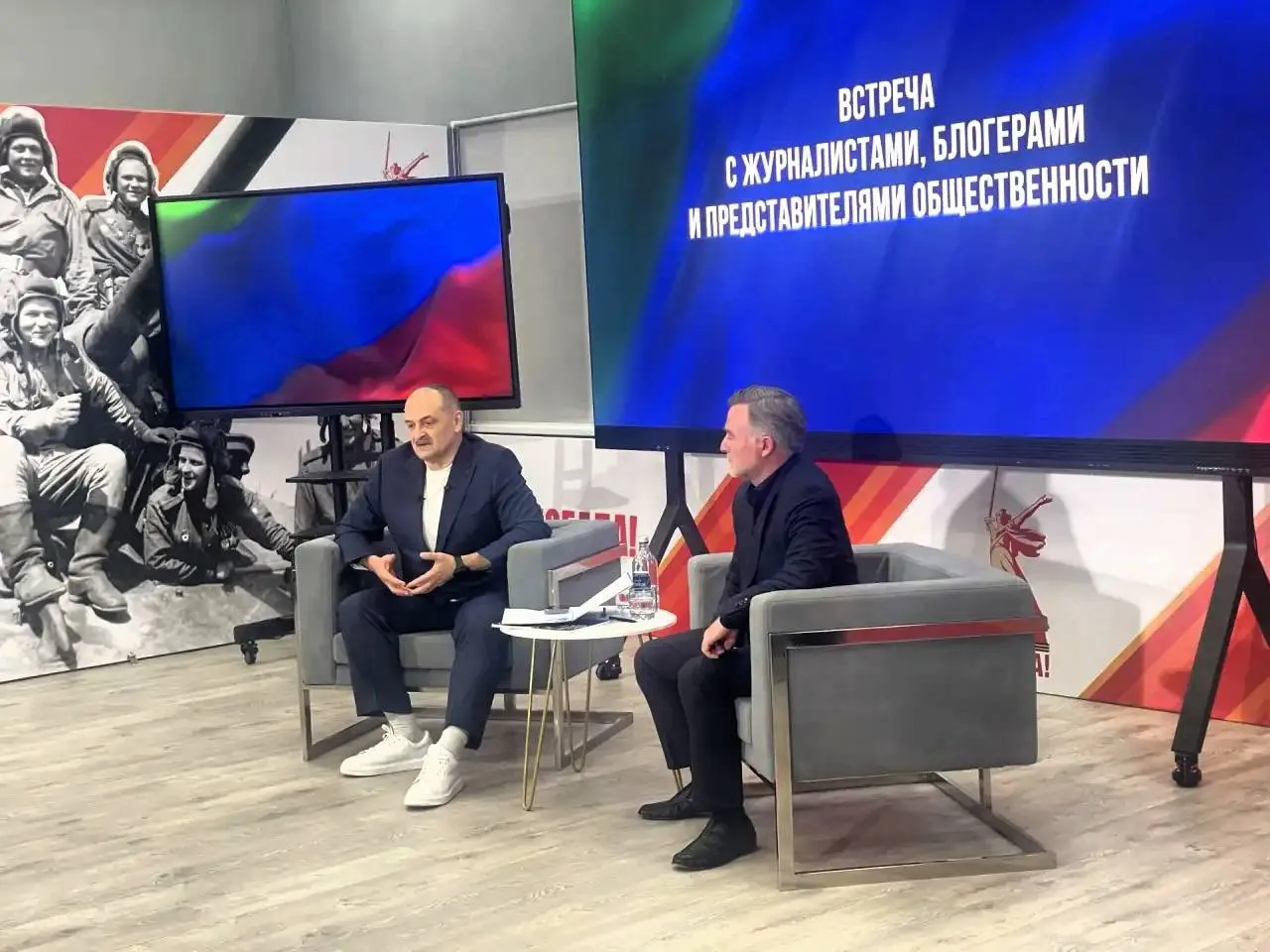 Не балуйте их Меликов рассказал как пошутил в аэропорту Фраза главы Дагестана разлетелась по соцсетям и вызвала бурное обсуждение На встрече с журналистами Меликов объяснил что это была обычная шутка которую вырвали из контекста По его словам они с Умаром встретились в аэропорту Кремлев с командой только что вернулись из Мамедкалы где помогали пострадавшим от наводнений К ним подошла руководитель благотворительного фонда и начала перечислять какую помощь уже оказали Потом Умар похвастался А мы нашему тренеру квартиру подарили Я говорю не балуйте их Пусть ещё тройку четверку чемпионов подготовят Меликов подчеркнул что ничего запретного в разговоре не было Они стояли шутили общались Если я сегодня такая звезда Инстаграма я вам благодарен