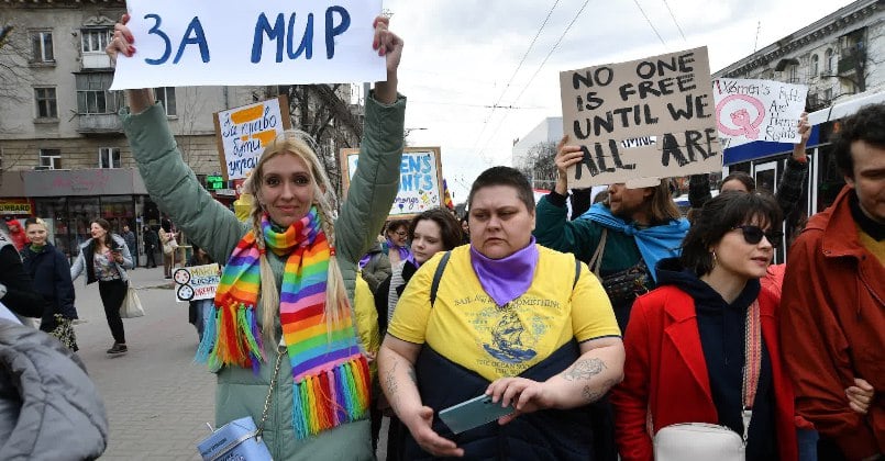 В честь Международного женского дня в столице Молдовы Кишеневе сегодня состоялся марш феминисток, направленный на борьбу с сексуальным насилием.  Это мероприятие проводится уже в десятый раз, и его организаторы подчеркивают, что цель акции — привлечь внимание к проблемам гендерного неравенства и заявить о недопустимости любого вида насилия. В марше приняли участие представители государственных органов, включая вице-спикера парламента Дойну Герман, а также министров Алексея Бузу и Дана Перчуна.  С плакатами в руках, на которых было написано «Нет дискриминации, нет насилию, нет сексизму» и «Женщины — не сексуальные объекты», участницы феминистского марша стартовали со сквера в одном из торговых центров и прошли по бульвару Штефана чел Маре в сторону Дендрария.