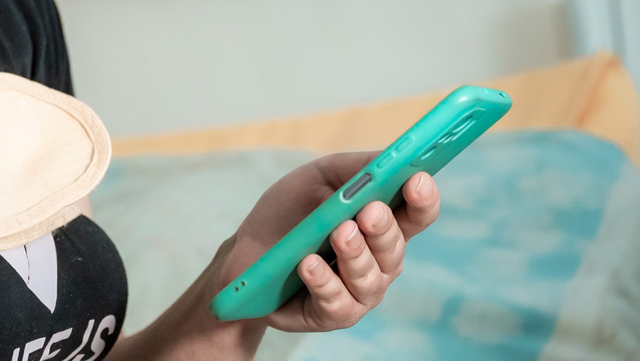 Челябинцы оценят пользу 165 грантовых проектов Челябинцев попросили оценить социальный эффект проектов поддержанных грантами губернатора Мнений ждут 165 инициатив реализованных в 2023 2025 годах Они проходят несколько этапов публичное обсуждение внешнюю экспертизу и самооценку НКО Так определяется реальная польза и охват благополучателей До 5 февраля любой желающий может ознакомиться с результатами проектов и оставить комментарий на сайте оценка грантыгубернатора74 рф Сначала нужно авторизоваться затем выбрать инициативу и написать мнение в разделе Обсуждение проекта Методику оценки можно найти в положении опубликованном на портале Составить мнение поможет отчет проекта или собственный опыт участия Оценки комментарии и отзывы влияют на шансы некоммерческих организаций на получение поддержки в будущих конкурсах отметили в правительстве Подписаться на vecherchel Поддержать Читать в Мах